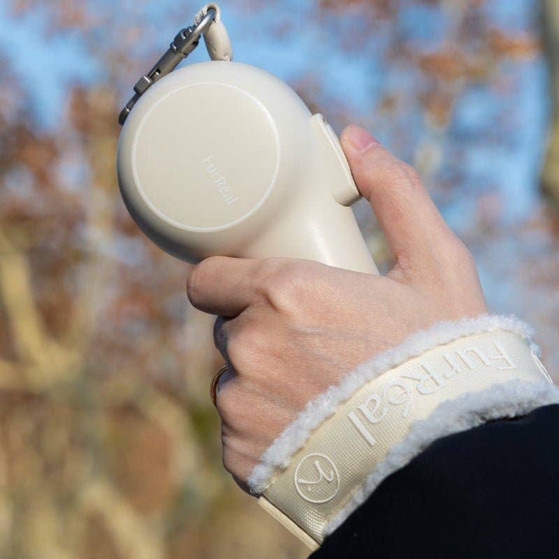 Maison Furreal - Flauschige Handschlinge – saisonale limitierte Auflage: Kaschmir-Beige - OSSO BLU