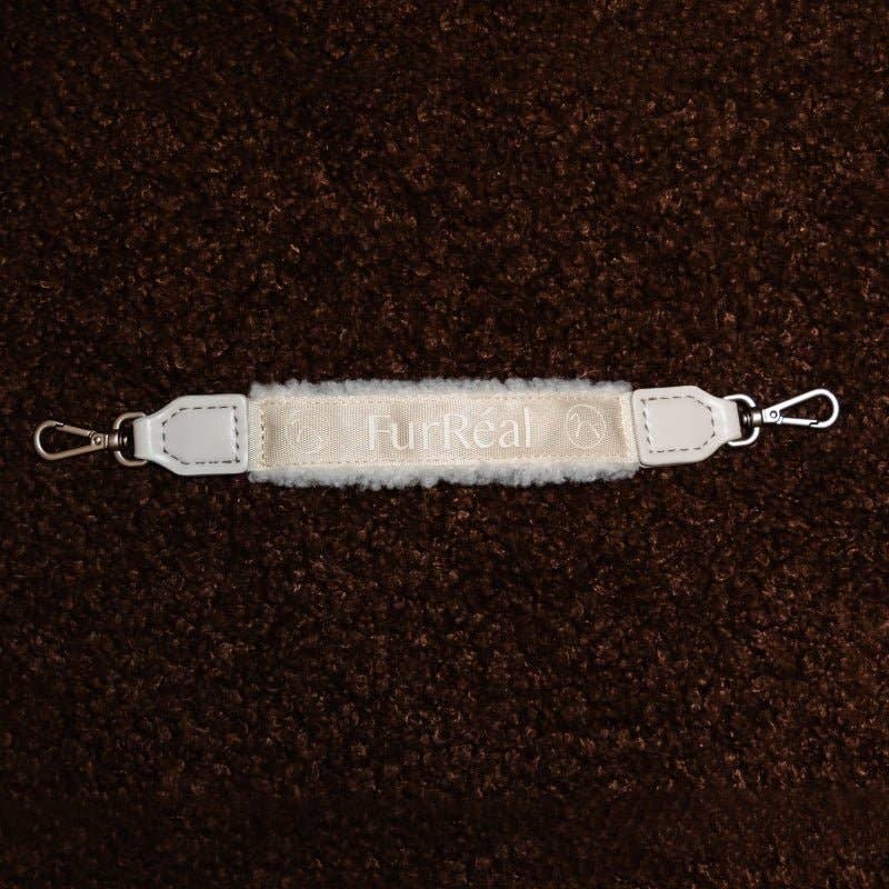 Maison Furreal - Flauschige Handschlinge – saisonale limitierte Auflage: Kaschmir-Beige - OSSO BLU