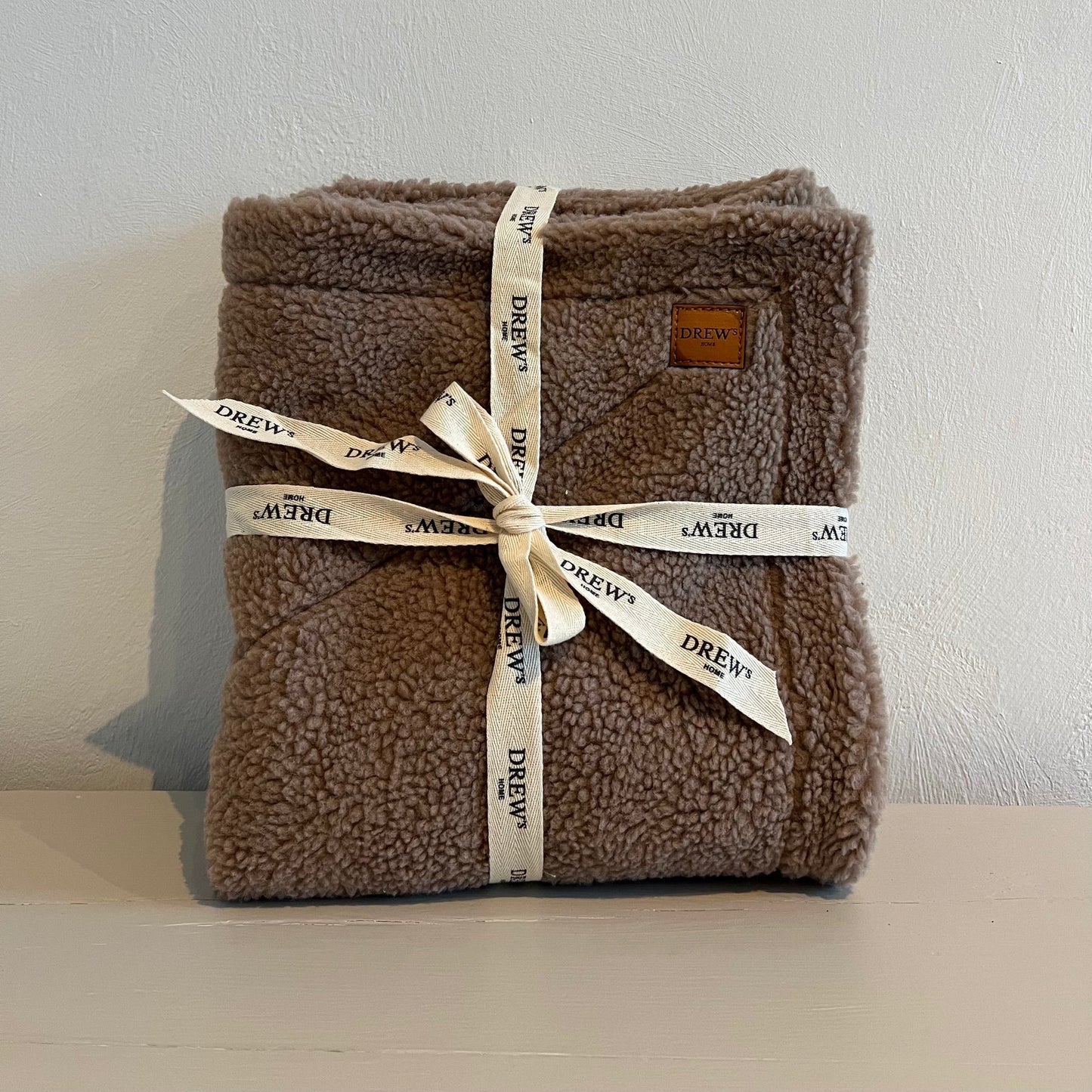 DREW'S DOGWEAR - Weiche Hundedecke aus Teddyfleece (braun) - OSSO BLU