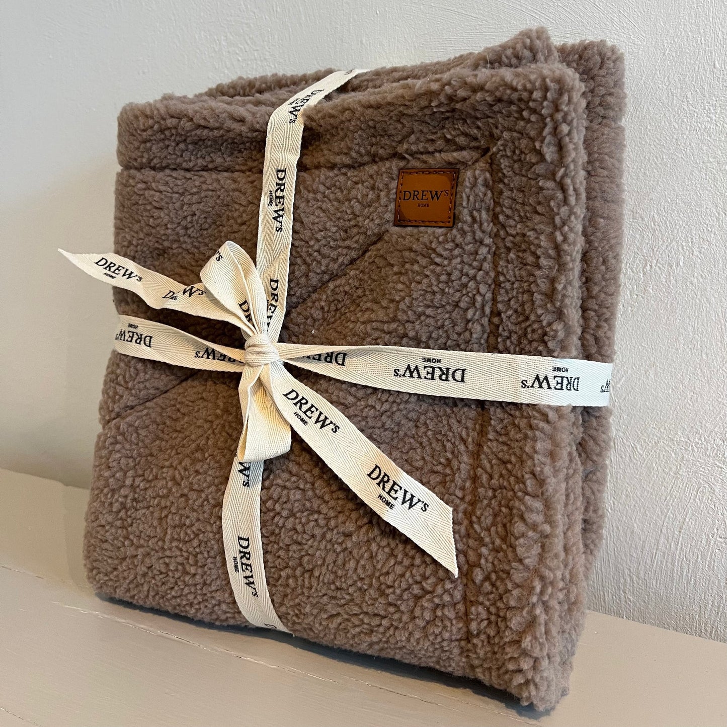 DREW'S DOGWEAR - Weiche Hundedecke aus Teddyfleece (braun) - OSSO BLU