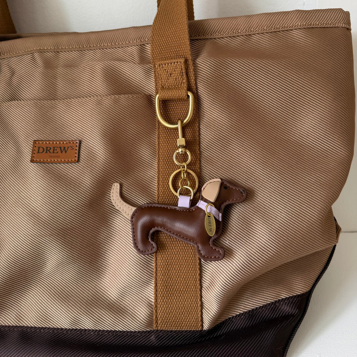 DREW’S DOGWEAR - Dackel-Taschenanhänger – Braun/Lavendel