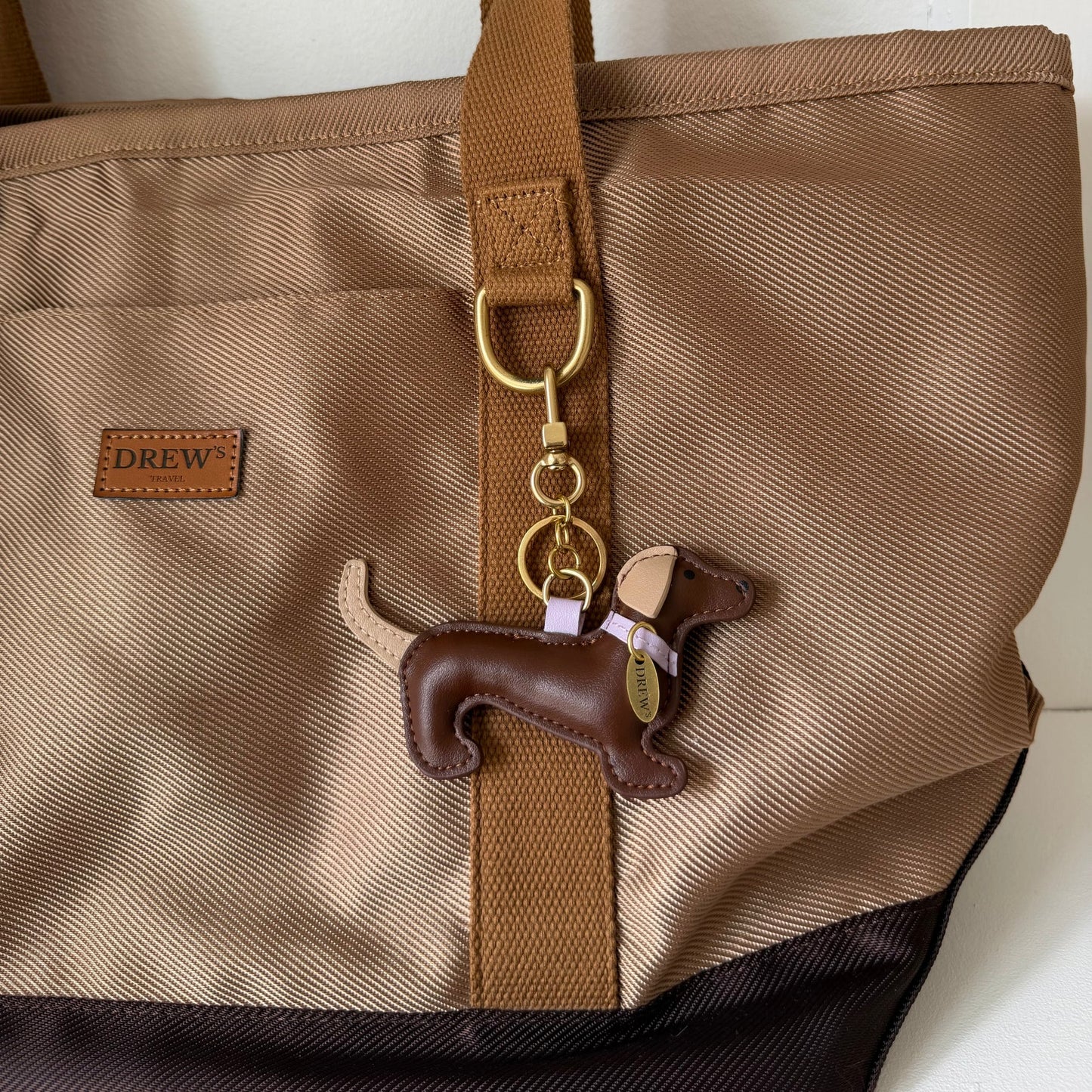 DREW’S DOGWEAR - Dackel-Taschenanhänger – Braun/Lavendel