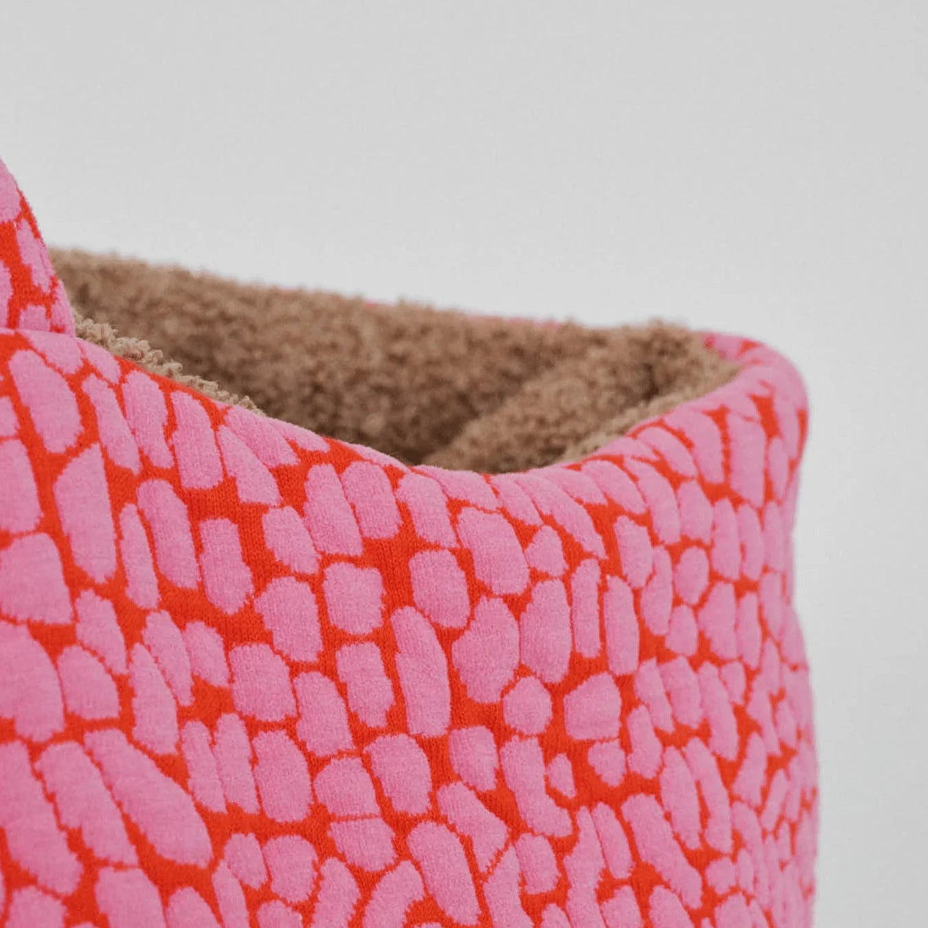 LUMIIES - THE STUDIO NEST – Mobiles Hundebett & Schlafsack | Pink Lava
