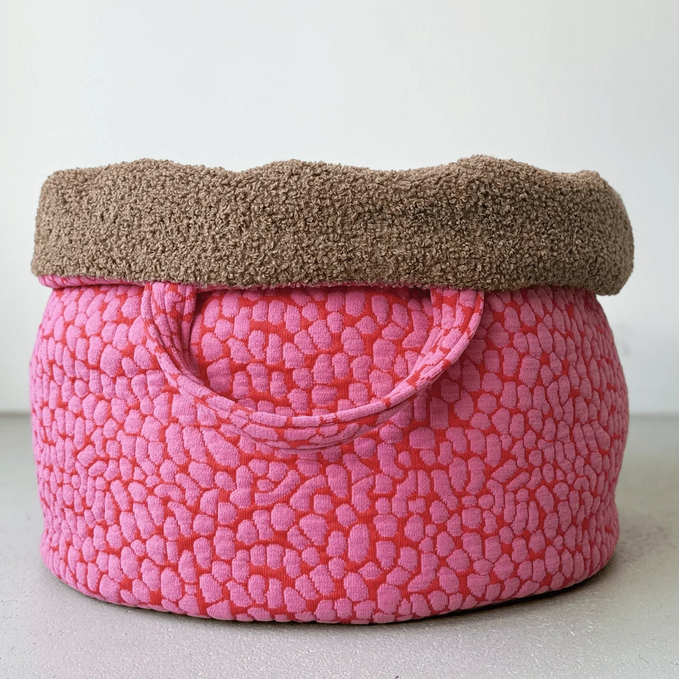 LUMIIES - THE STUDIO NEST – Mobiles Hundebett & Schlafsack | Pink Lava